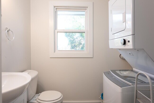 Building Photo - Mid Town Location with a Water View