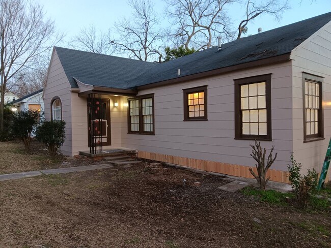 Building Photo - 103 E Robinson Pl