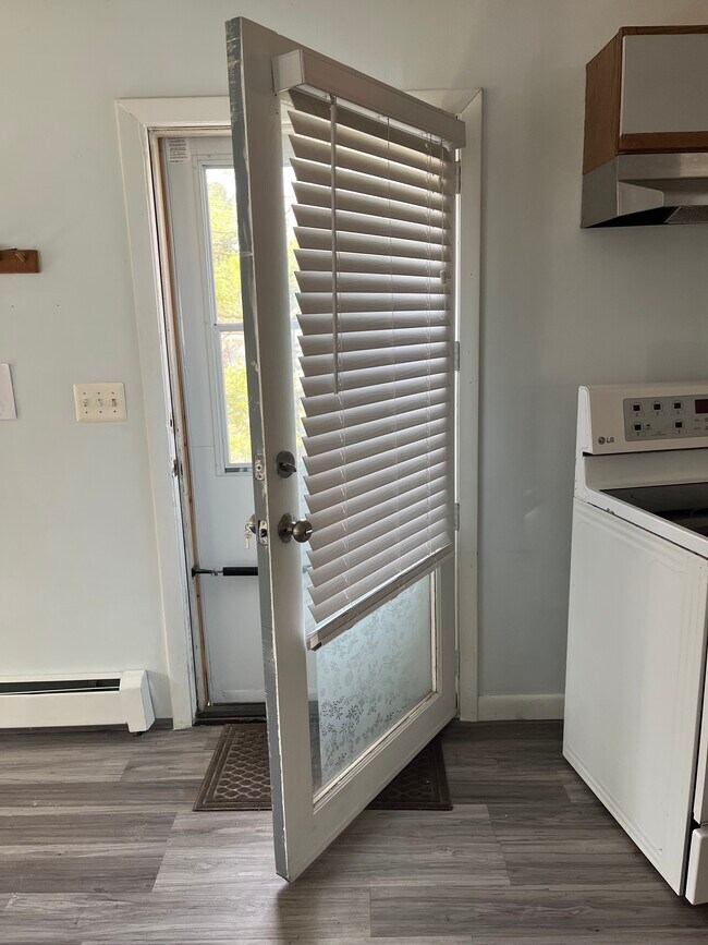 Building Photo - 731 Pleasant St