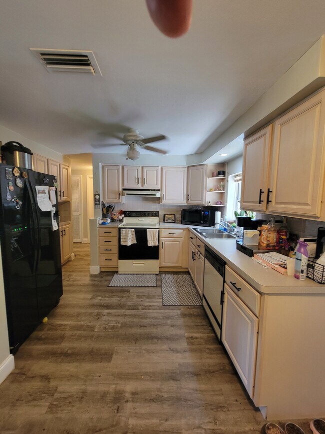 Building Photo - 3340 Beacon Square Dr