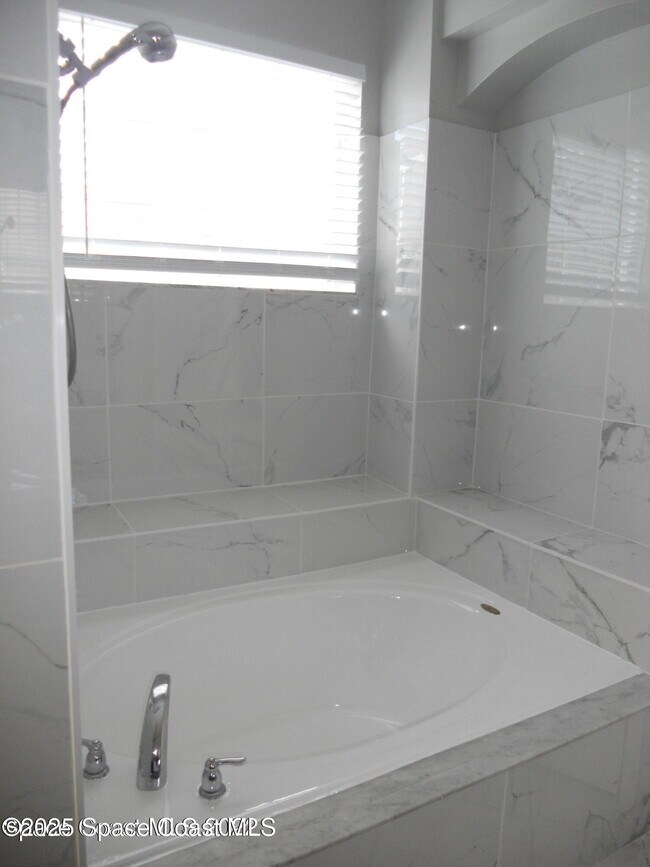 Building Photo - 432 Lake Victoria Cir