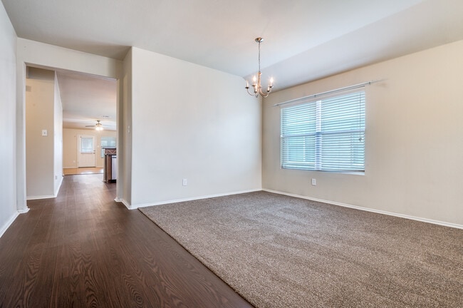 Building Photo - 805 Canyon Pl