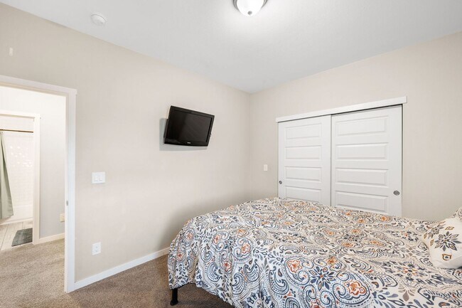 Building Photo - 3BD, 2.5BA Half-Duplex for Lease in Commerce City with 2-Car Garage