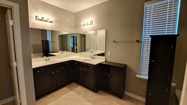 Building Photo - Spacious 5 bed 3 bath Home