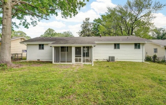 Building Photo - 3 Bedroom PLUS SUNROOM | 2 Bathroom | 2 Ca...