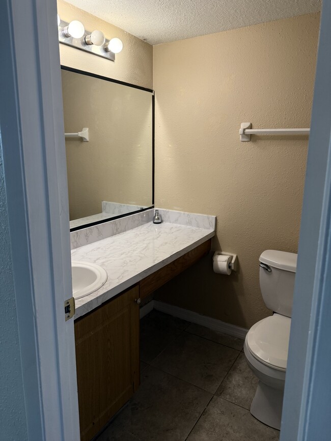 Building Photo - Avalon Unit 6