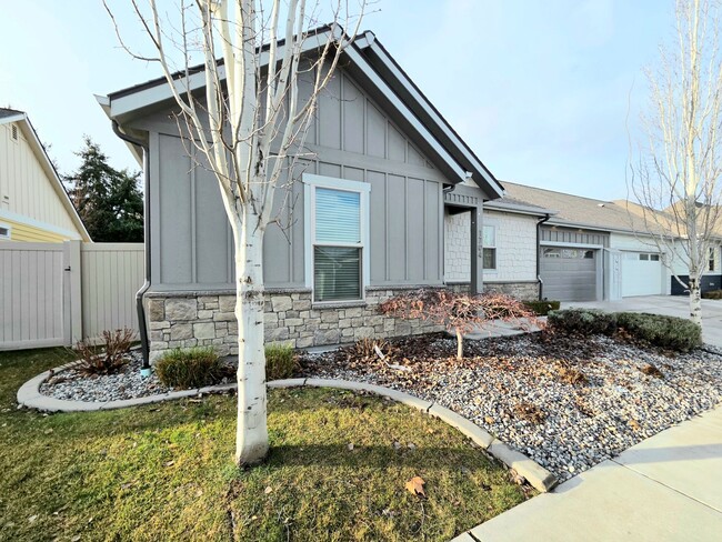 Building Photo - 1704/1706 Danny Boy Ln. Duplex