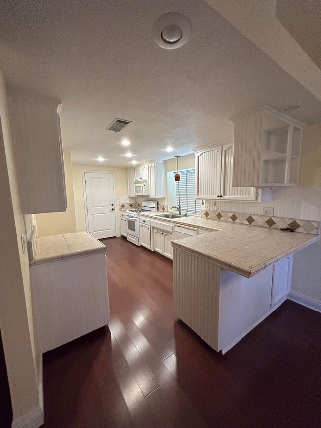 Building Photo - 3 bedroom 2 bathroom in central Visalia!