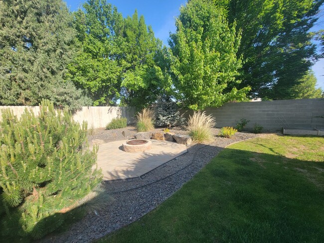 Building Photo - Perfect Family Home Near Badger Mountain –...