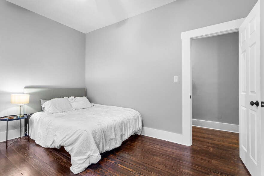 Building Photo - 1112 Clinton St