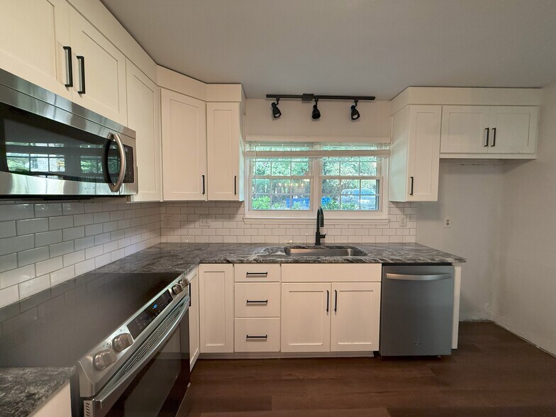 Building Photo - 1337 Springlawn Ct