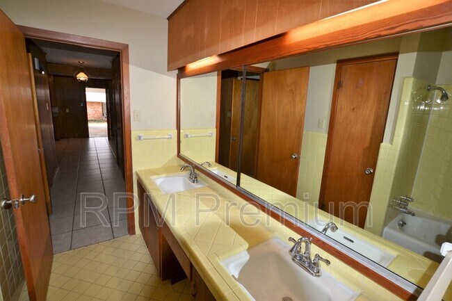 Building Photo - 8255 Queenswood Ct