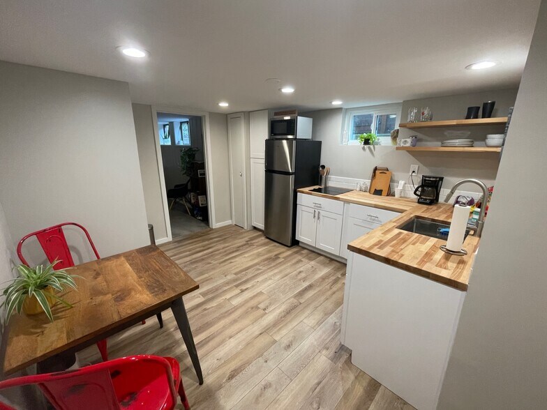 Kitchen/dining area - 5520 N Concord Ave