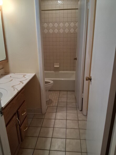 Building Photo - 2275 N Cable Rd