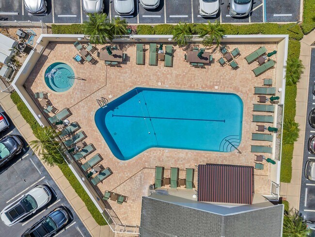 Building Photo - 1200 Country Club Dr