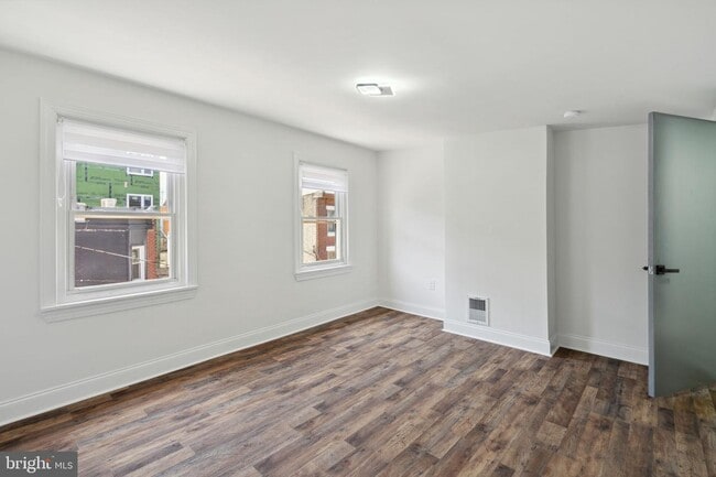 Building Photo - 7 E Oxford St