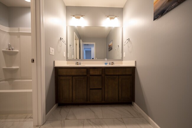 Building Photo - 756 Stonegate Rd