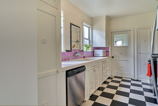 Building Photo - 1237 Hi Point St