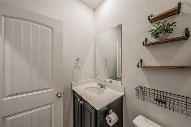 Building Photo - 561 Concho St