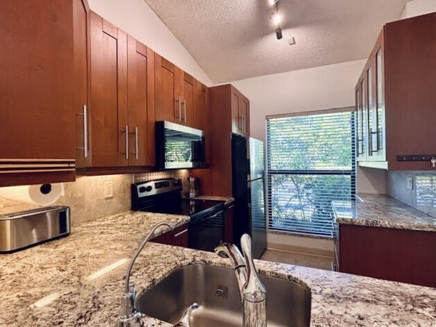Building Photo - 3054 S Oakland Forest Dr