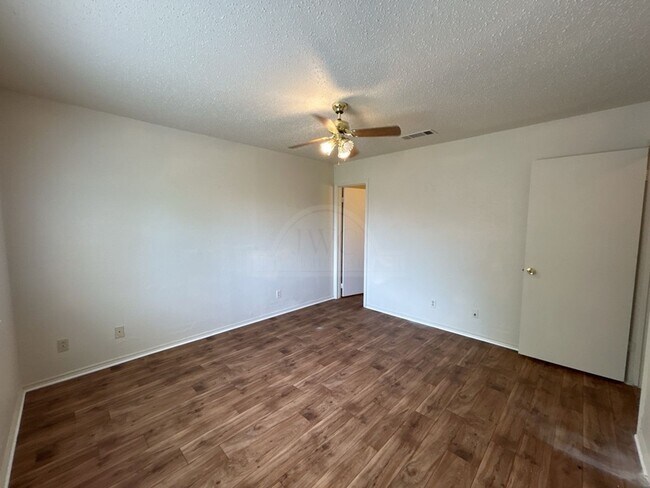 Building Photo - 2108 Carousel Dr