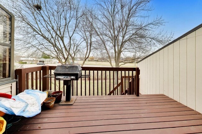 Building Photo - 943 W Essex Pl