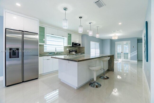 Building Photo - 3425 SW 69th Ave