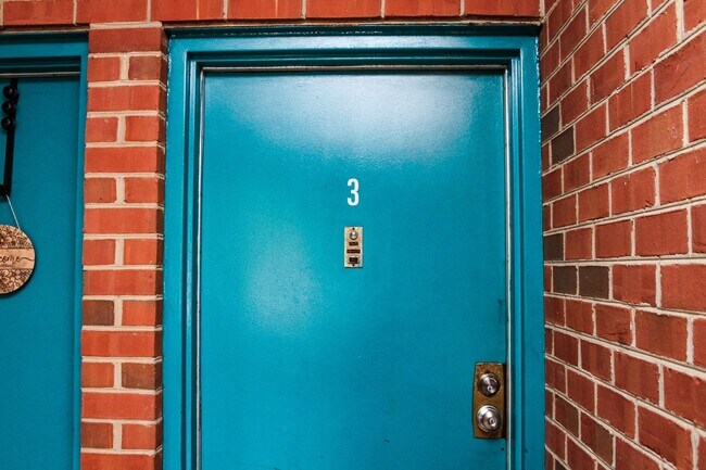 Building Photo - One Bedroom with a Den at Turtle Creek!