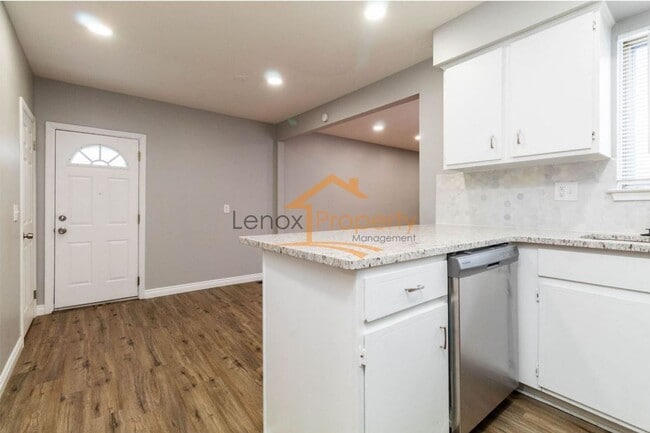 Building Photo - Beautiful Ranch In Plymouth 1 MONTH FREE RENT!!