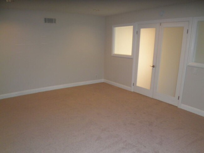 Building Photo - 3 BEDROOM + 2 BATHROOM HOUSE IN NEWBURY PARK