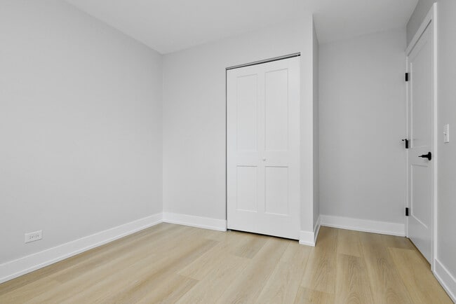 Building Photo - 7800 W Kingston Dr