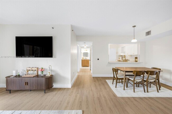 Building Photo - 9340 Fontainebleau Blvd