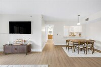 Building Photo - 9340 Fontainebleau Blvd