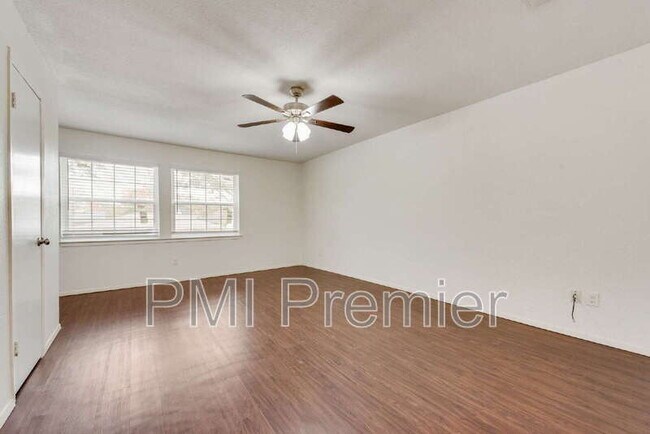 Building Photo - 516 Roberts Dr