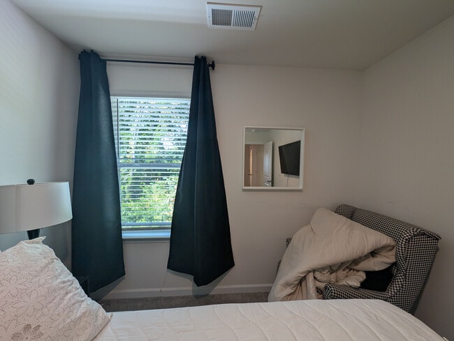 Building Photo - Room in Apartment on North Mills Rd