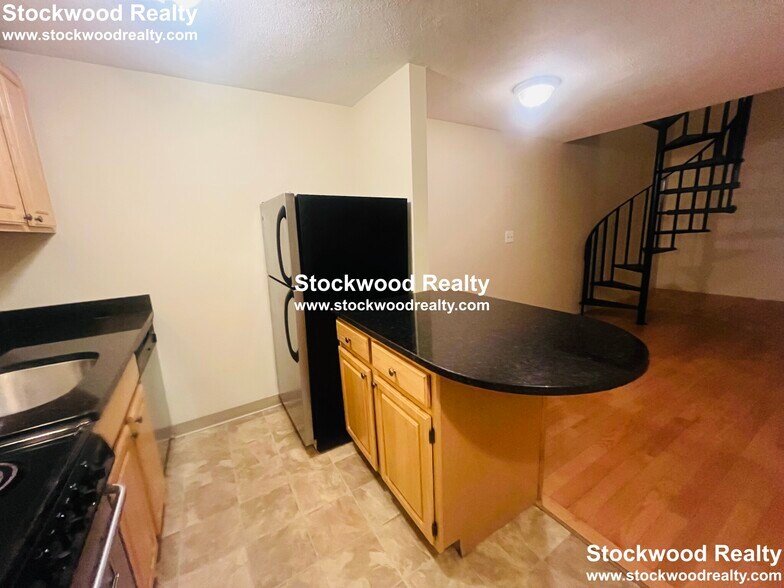 Building Photo - 382 Dorchester St