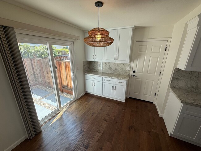Building Photo - Updated 2 Bed + Loft / 2 Bath Home in Desi...