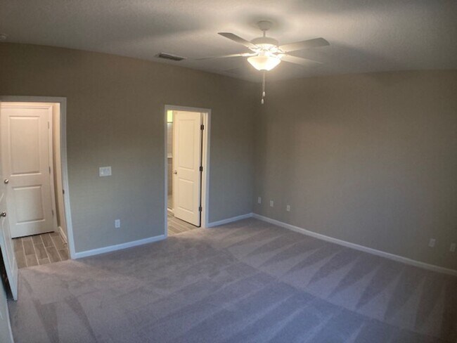 Building Photo - Stylish & Low-Maintenance Living in Oakleaf Community