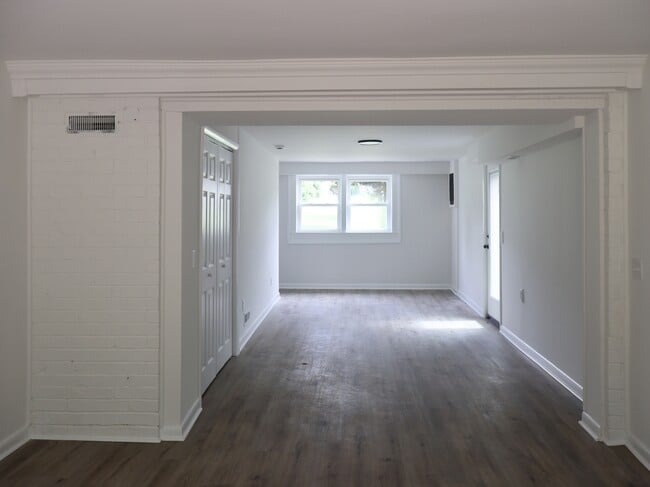 Building Photo - 129 Lake Point Dr