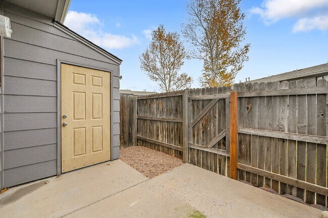 Building Photo - $1,495, 2-bed, 1.5 bath Unit in CO Springs with Assigned Parking Spot.