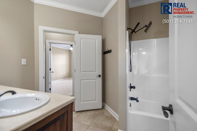 Building Photo - 4040 Robinwood Cir