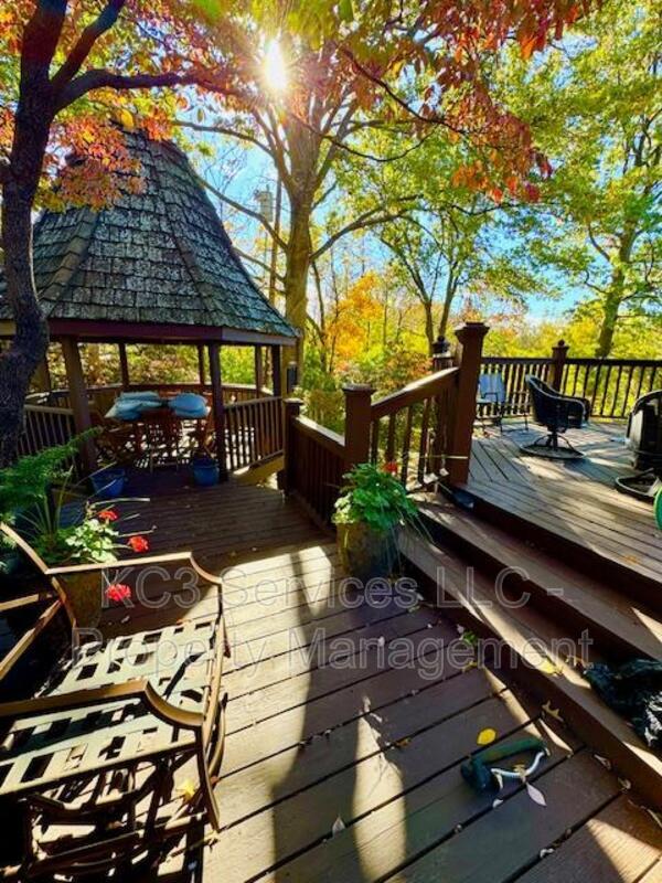 Building Photo - 615 E 101st Ter