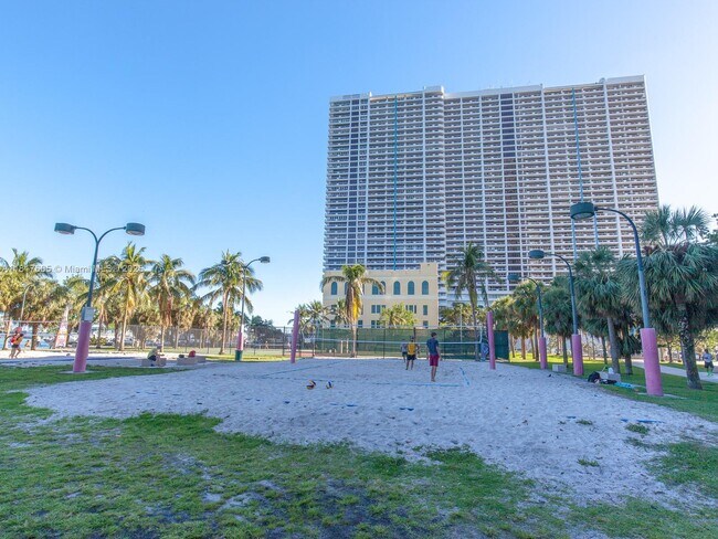 Building Photo - 1717 N Bayshore Dr