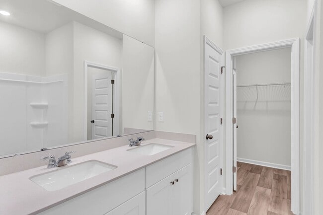 Building Photo - ***MOVE-IN SPECIAL*** $500 OFF OF YOUR FIRST MONTH'S RENT AND APPLICATION FEES WAIVED UPON APPROV...