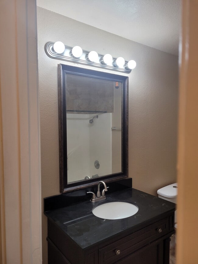 Building Photo - 615 Royal Crest Dr