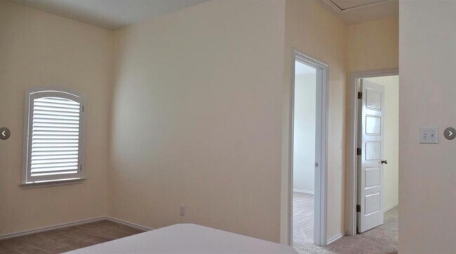 Building Photo - 704 Carillion Dr