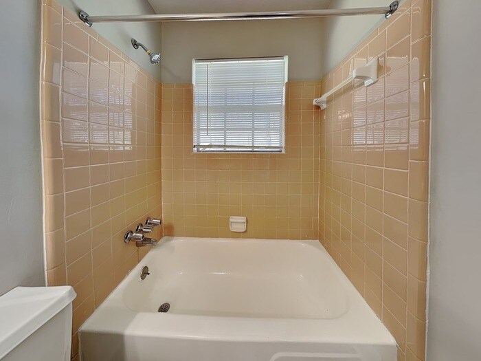 Building Photo - 2252-2257 7 Oaks Cir