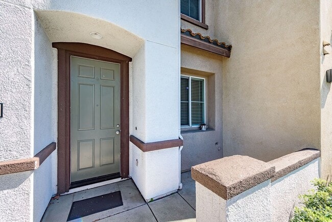 Building Photo - Serenity and Luxury Abound in Eastlake!