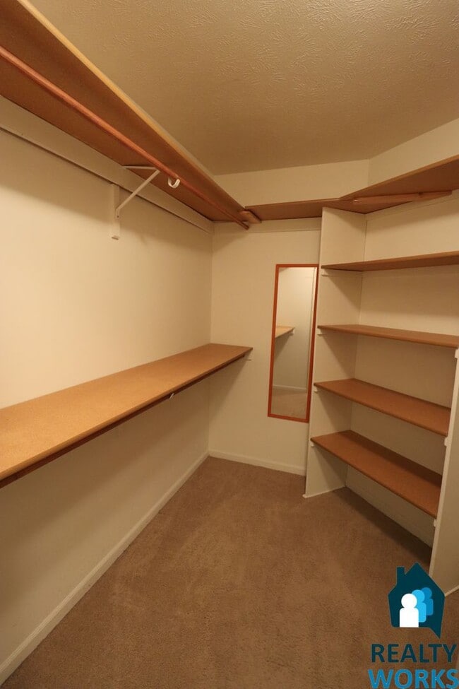 Building Photo - Great Sized 3 bed Townhome!