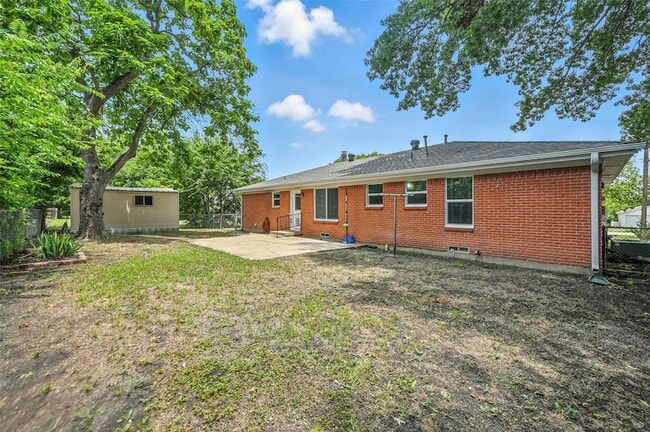 Building Photo - 302 Young Dr
